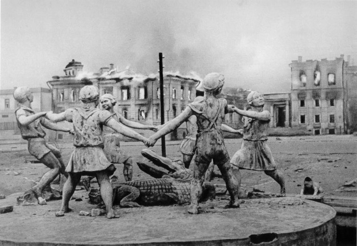 Fontan-Detskijj-khorovod-na-vokzalnojj-ploshhadi-Stalingrada (700x484, 98Kb)