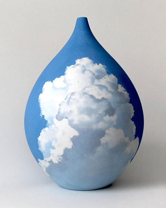 Летят облака! Художница из Австралии рисует небо на вазах