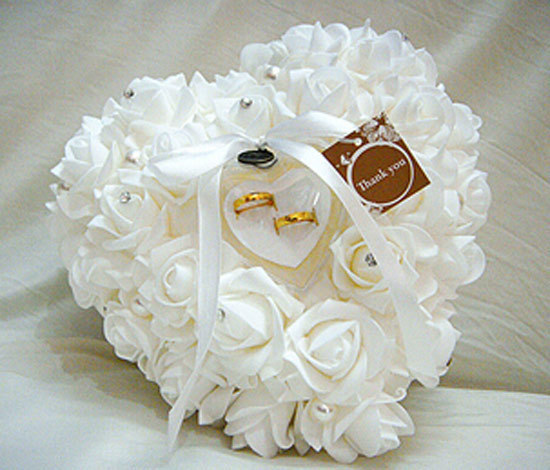 3511355_WhiteFavorsWeddingRingPillowWithTransparentRingBoxVerySpecialHeartDesignDecorationsSuppliesregalos (550x470, 72Kb)