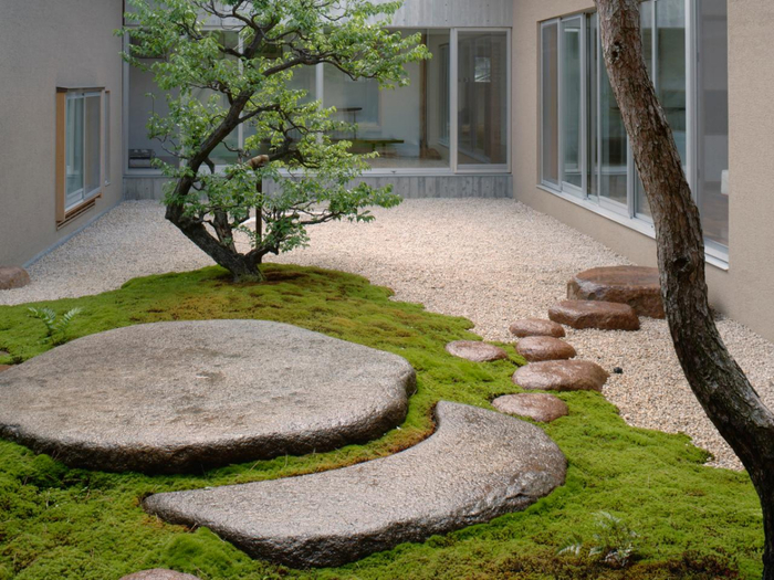 RX-DK-GDN16803_modern-courtyard_s4x3.jpg.rend.hgtvcom.1280.960 (700x525, 442Kb)