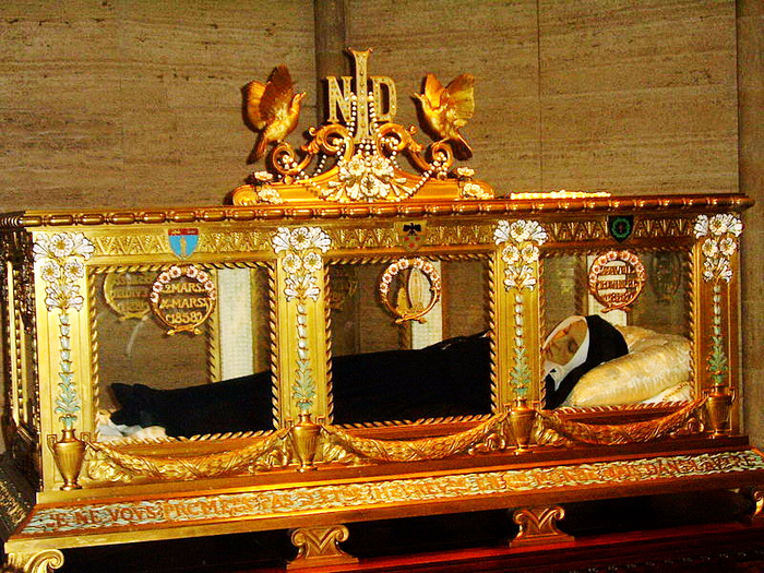 800px-Bernadette_Soubirous-sarcophagus (700x525, 627Kb)