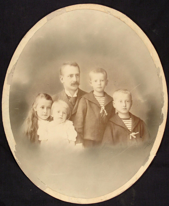 михалков с.в. с племянниками 1895 г. (574x700, 356Kb)