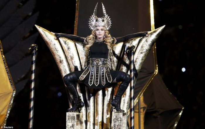 madonna_dark_queen_pose_superbowl_xlvi_resistance2010 (700x441, 53Kb)