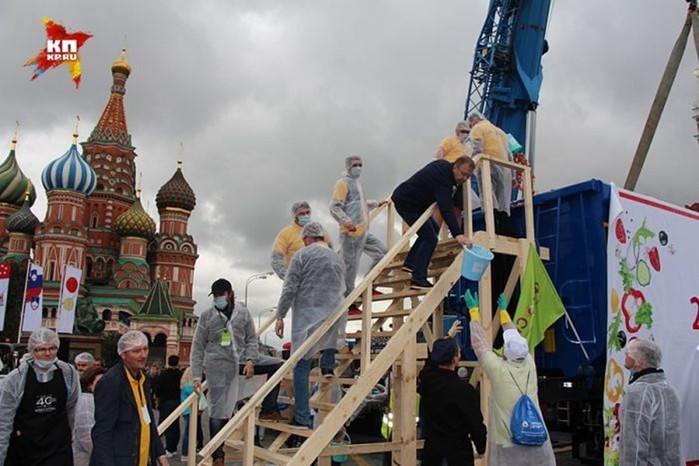 В Москве нарубили крупнейшую в мире порцию греческого салата