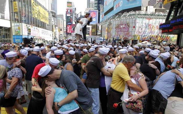 Умерла медсестра с фотографии «Поцелуй на Таймс Сквер»