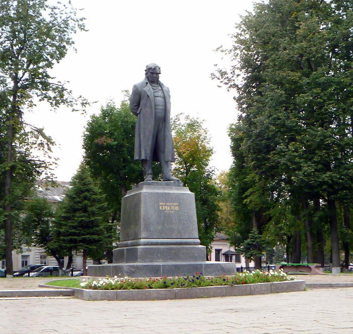 Где стоит памятник. Крылов памятник в Твери. Памятник Ивану Крылову в Твери. Иван Крылов памятник Тверь. Крылов Иван Андреевич памятник в Твери.