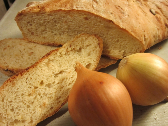 Хлеб с луком на сковороде рецепт. Луковый хлеб. Хлеб с луком. Хлеб с жареным луком в духовке. Венгерский хлеб.
