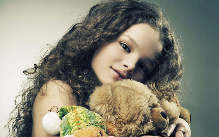 Little-Girl-With-Toys-1440x900 (700x437, 354Kb)