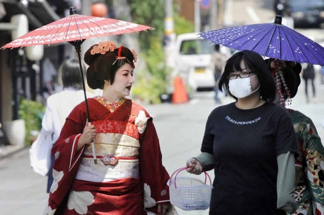 17987665-japan-lifestyle-geisha-010_m_0-1476264650-650-d2c9703894-1476278155 (650x433, 99Kb)