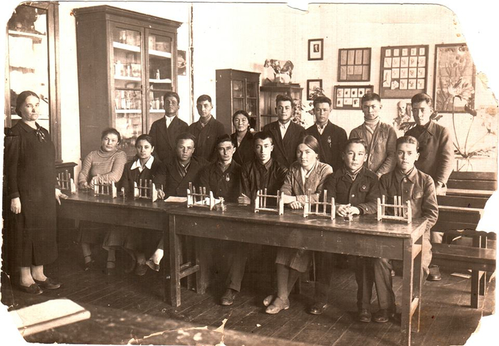 Мой дедушка Рефат на уроке химии в 10-м классе крымскотатарской школы № 13 (ныне школа № 14 на улице Караимской) в Симферополе. 1938 год. (700x485, 341Kb)