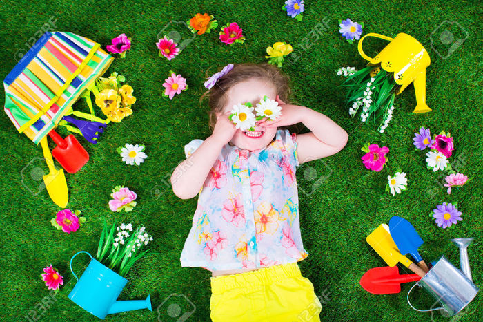 40333266-Kids-gardening-Children-with-garden-tools-Child-with-watering--Stock-Photo (700x466, 163Kb)