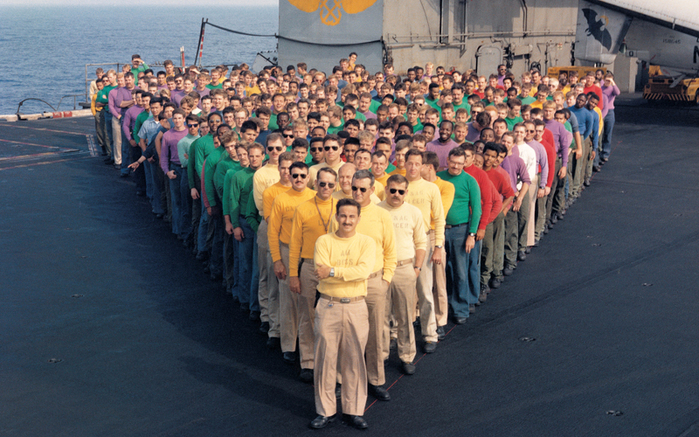 human-things-organ-From-the-US-Navy-Museum-USS-Coral-Seas-air-department-Sailors-wearing-the-distinctive-color-jerseys-that-identify-their-carrier-jobs (700x437, 456Kb)