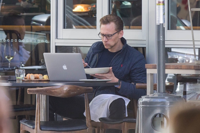 tom-hiddleston-lunch--17oct16-03 (700x467, 224Kb)