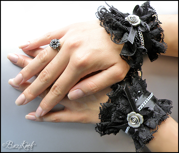 gothic_cuffs_by_bazikotek (600x515, 329Kb)