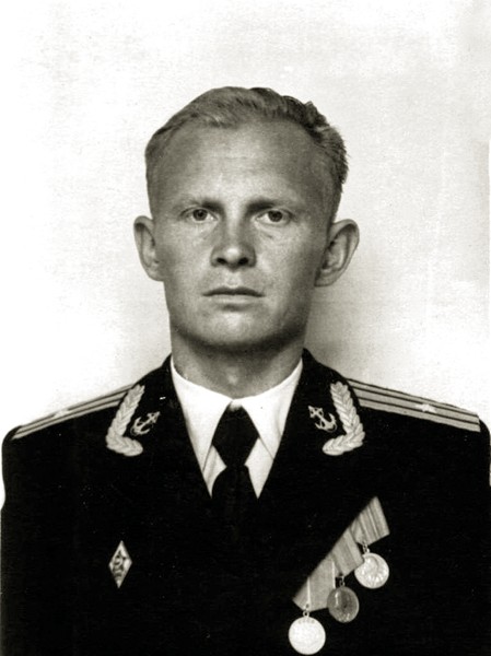 S.P.Kucherenko_v_forme_morskogo_oficera._1957_g.F-2068_OP_2_D_1 (449x600, 50Kb)