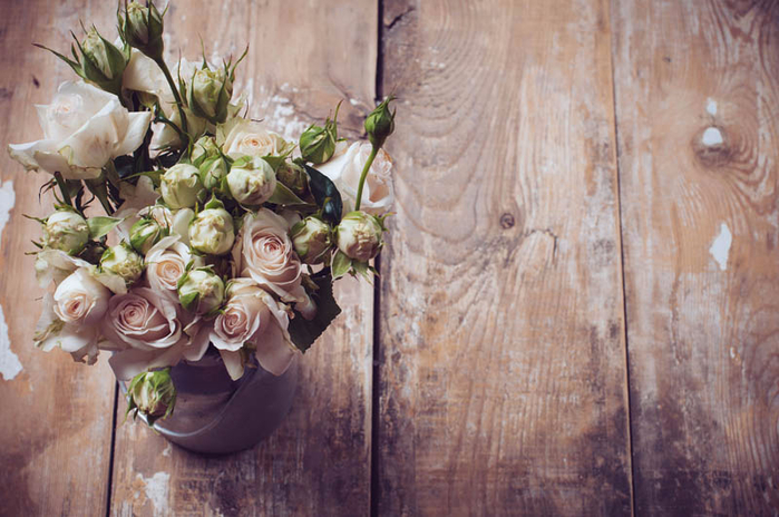 bigstock-Bouquet-Of-Roses-In-Metal-Pot-48495332 (700x464, 382Kb)