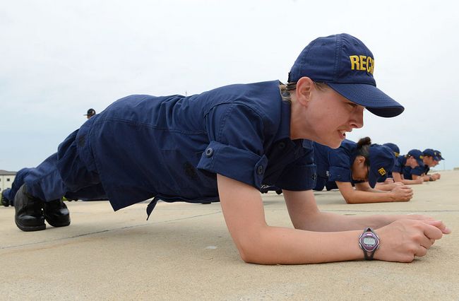 5954460_A_U_S__Coast_Guard_recruit_assigned_to_Company_Oscar_188_performs_a_plank_during_incentive_training_at_Coast_Guard (650x426, 38Kb)