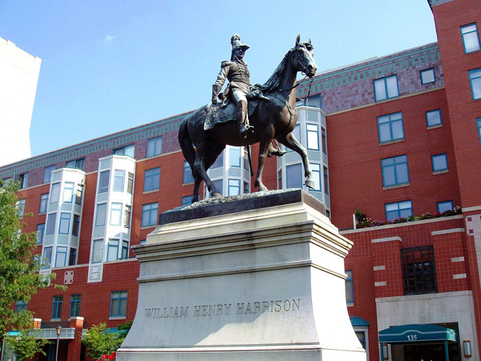 Cincinnati-harrison-statue (700x525, 425Kb)