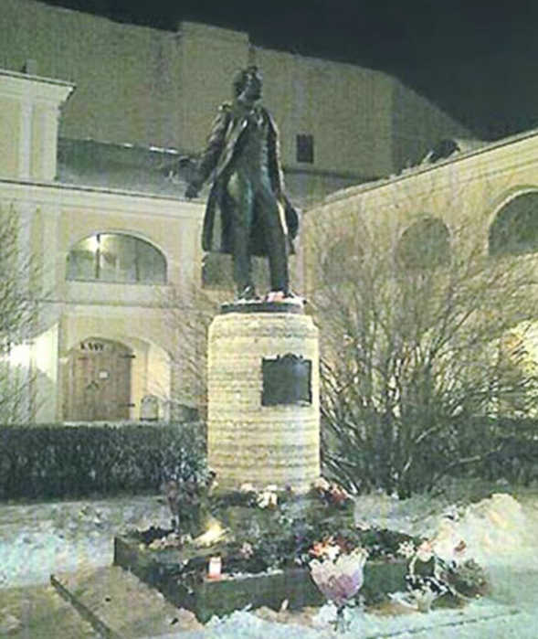 Памятник А.С.Пушкину во дворе дома на Мойке 12 (589x700, 357Kb)