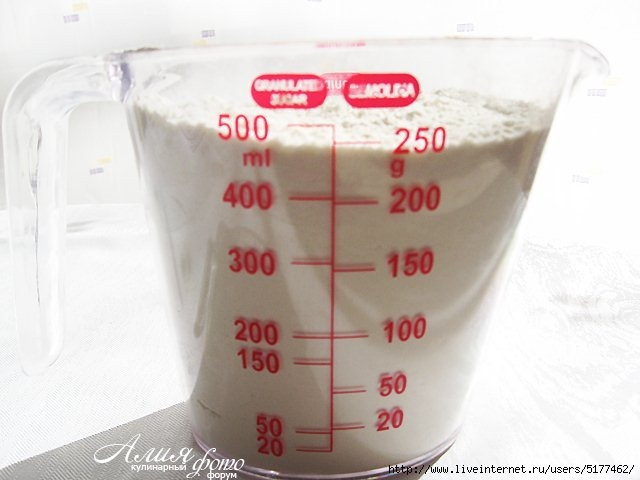 160 грамм сколько стаканов. 250 Гр муки. 250 Грамм муки в стаканах. 500 Грамм муки мерным стаканом. Мерный стакан для муки.