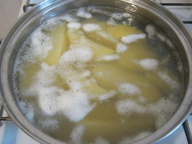 Картошку кидать в кипящую воду. Кипящая вода с картошкой. Картошка в кастрюле. Вода кипящая кастрюля с картошкой. Пена при варке картофеля.