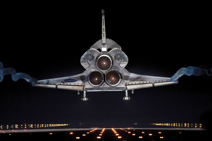 STS-135_Space_Shuttle_Atlantis_makes_its_final_landing (700x466, 1001Kb)