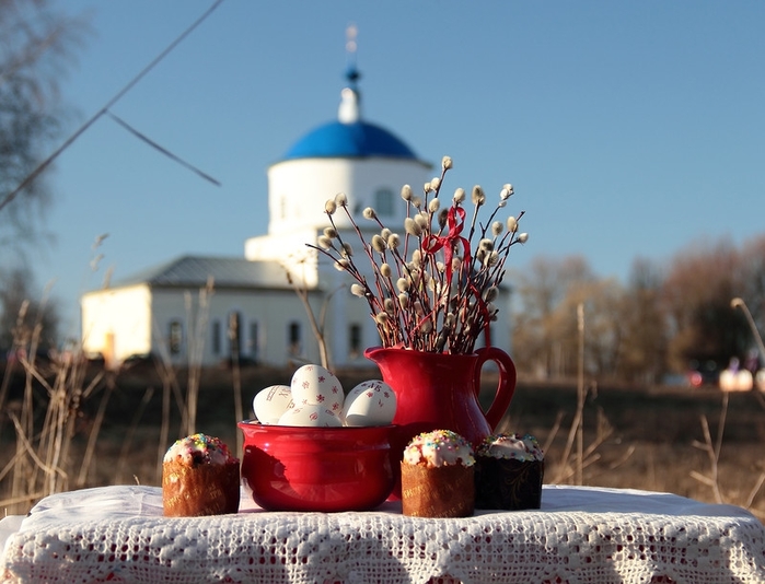 Женщины с вербой у храма