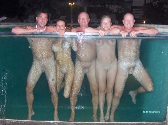 Фото голые девки в бассейне