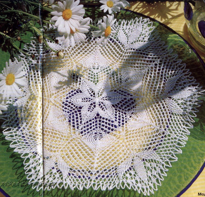 Салфетка с цветком посередине связанная спицами (700x670, 709Kb)