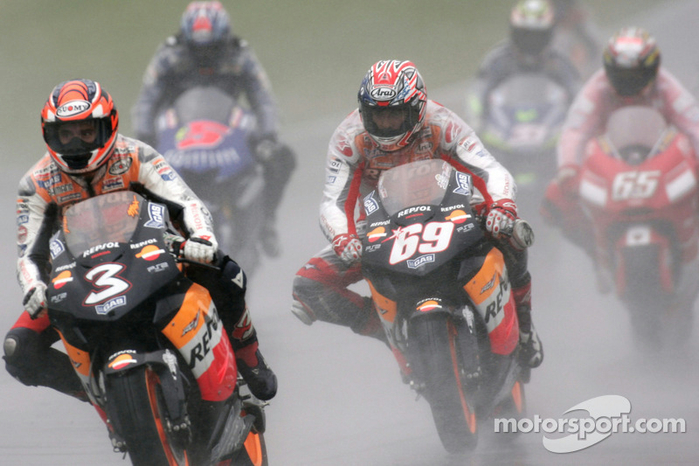 motogp-british-gp-2005-max-biaggi-and-nicky-hayden (700x466, 348Kb)