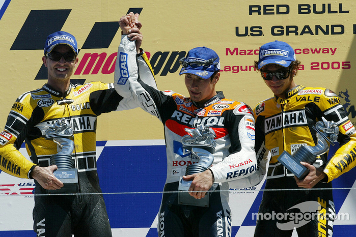 motogp-us-gp-2005-podium-race-winner-nicky-hayden-celebrates-with-colin-edwards-and-valent (700x466, 481Kb)