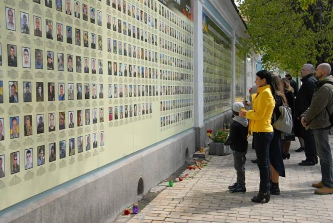 Стена памяти крокус. Стена памяти в Киеве Украина 2022. Стена памяти погибших в Киеве. Стена памяти. Стена памяти в Ровно.