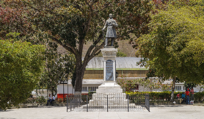 Plaza_Cristobal_Mendoza (700x407, 527Kb)