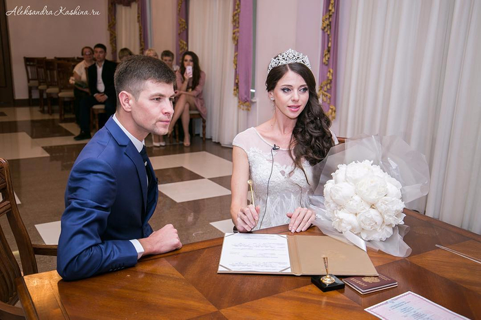 Ольга Бузова в провокационном платье затмила гостей на свадьбе друзей