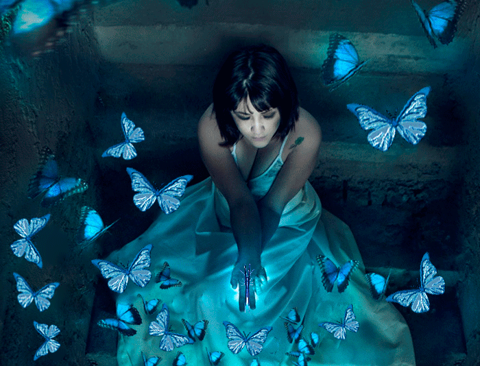 Девушка-бабочка. Девушка с синими бабочками. Девушка и голубые бабочки. Гиф девушка с бабочками. Бабочки в животе кто поет