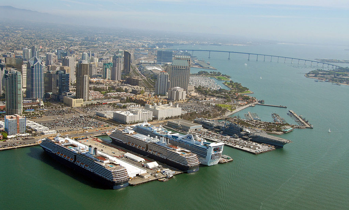 1024px-Cruise_Ships_Visit_Port_of_San_Diego_002 (700x422, 379Kb)