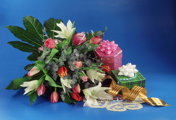 Bouquets_Tulips_Lilies_Colored_background_Gifts_546934_1280x877 (700x479, 404Kb)