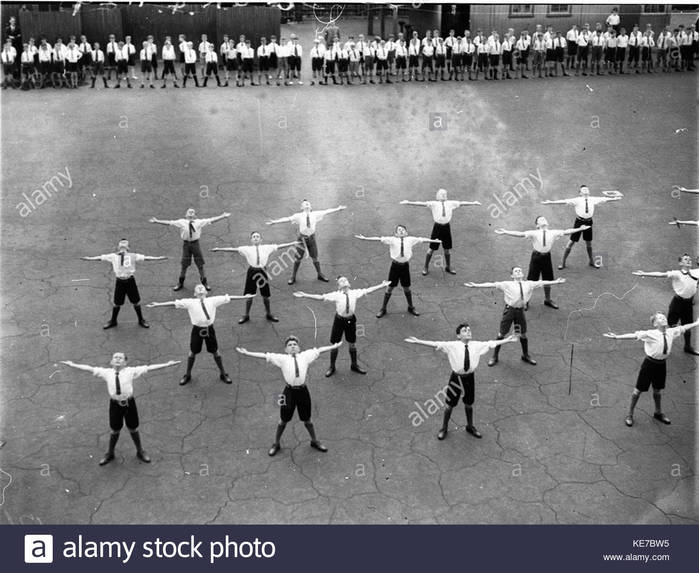 43236-physical-culture-class-drummoyne-primary-school-on-the-day-the-KE7BW5 (700x573, 67Kb)