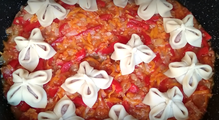 Манты на овощной подушке на сковороде рецепт с фото пошаговый
