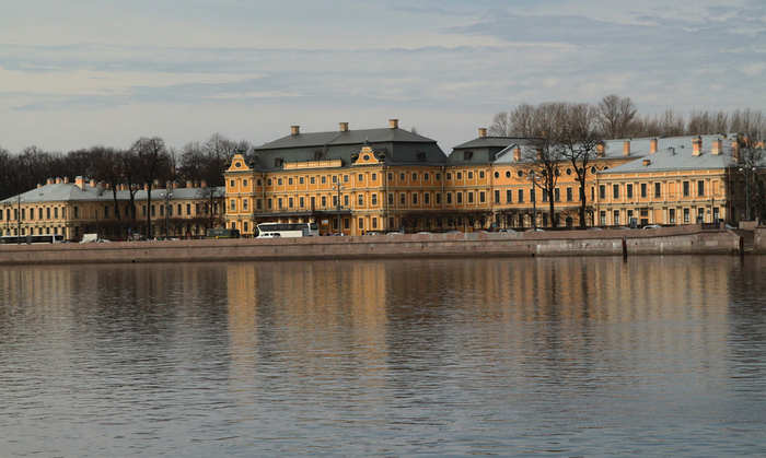 Меньшиковский дворец (700x419, 374Kb)