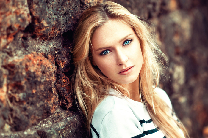 blondinka-vzglad-stena-model (700x465, 426Kb)