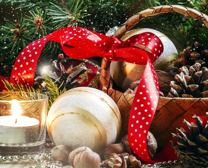 new-year-decoration-candle-basket-christmas-bow-ribbon-nuts (700x566, 210Kb)