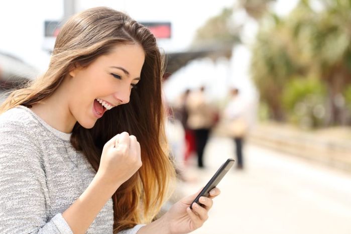 happy_student_with_phone (700x466, 43Kb)