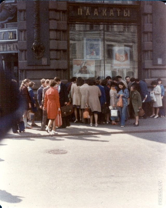 1541151731_4.jpgДом Книги на Невском проспекте, Ленинград, 1976 (557x700, 331Kb)