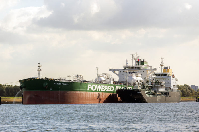 first-ship-to-ship-lng-fueling-in-rotterdam-800x533 (700x466, 253Kb)