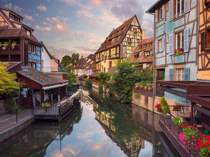 City-houses-river-flowers-Colmar-France_1024x768 (700x525, 177Kb)
