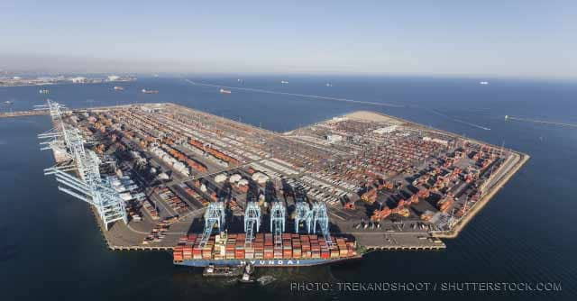 APM's 484-acre Port of Los Angeles Pier 400 terminal (640x334, 112Kb)