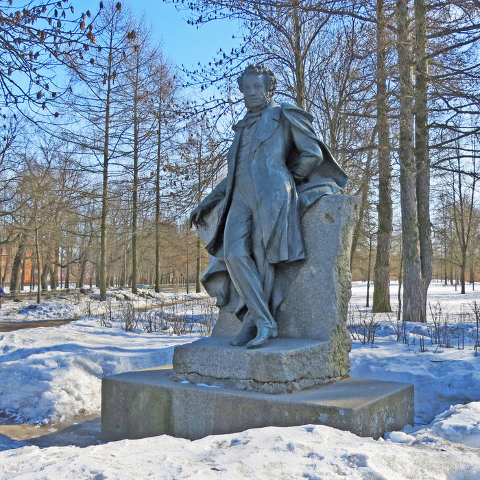 Памятник александру сергеевичу пушкину. Памятник Пушкину на Октябрьском бульваре. Памятник на Октябрьском бульваре в Пушкине. Памятник Пушкину в городе Пушкине на Октябрьском бульваре. Памятник Победы Пушкин Октябрьский бульвар.