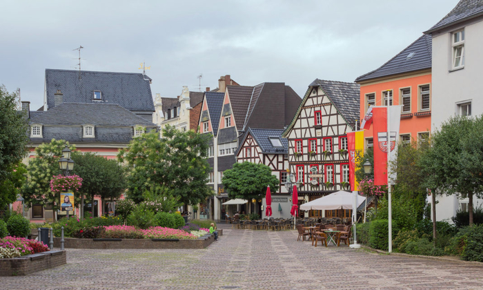 Niederhutstrasse-from-Marktplatz-Ahrweiler-1068x641 (700x420, 363Kb)