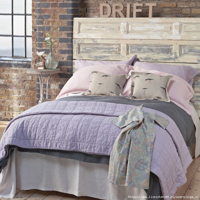 Purple-bedroom-with-driftwood-headboard-920x920 (700x700, 388Kb)